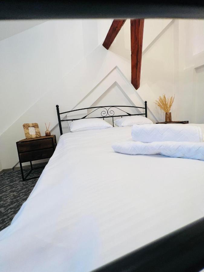 Apartament In Regim Hotelier King Medias Bagian luar foto