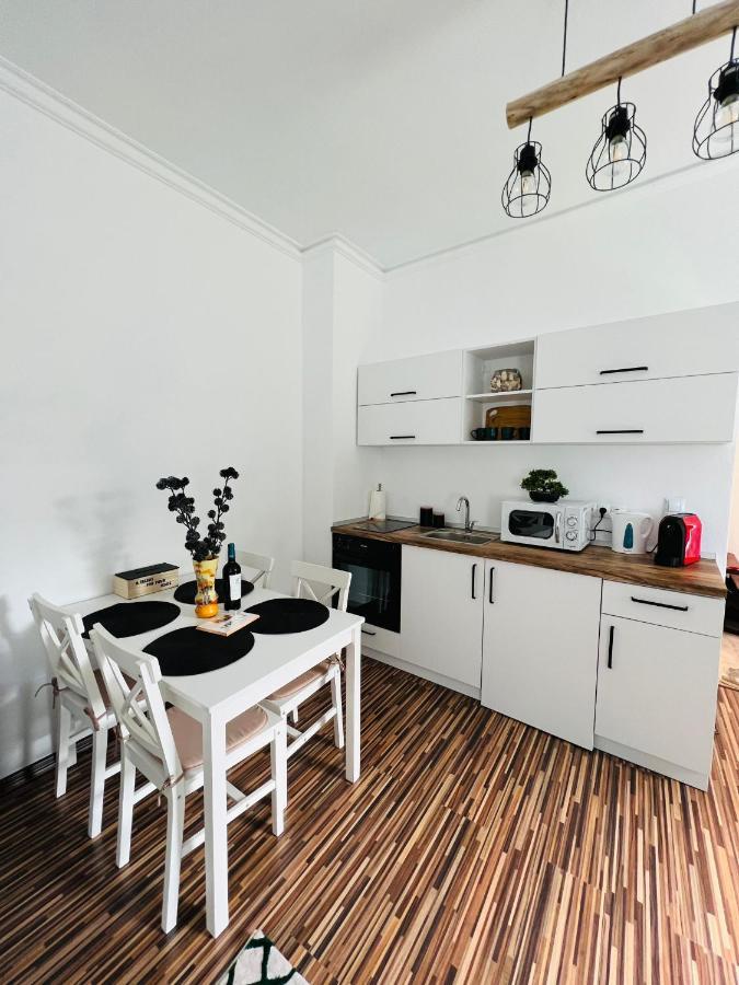 Apartament In Regim Hotelier King Medias Bagian luar foto