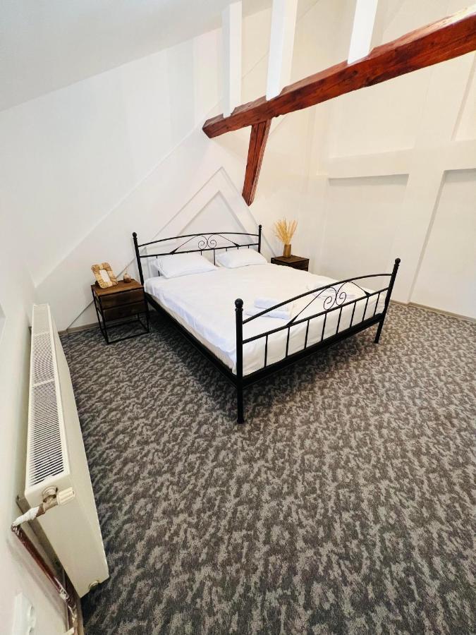 Apartament In Regim Hotelier King Medias Bagian luar foto