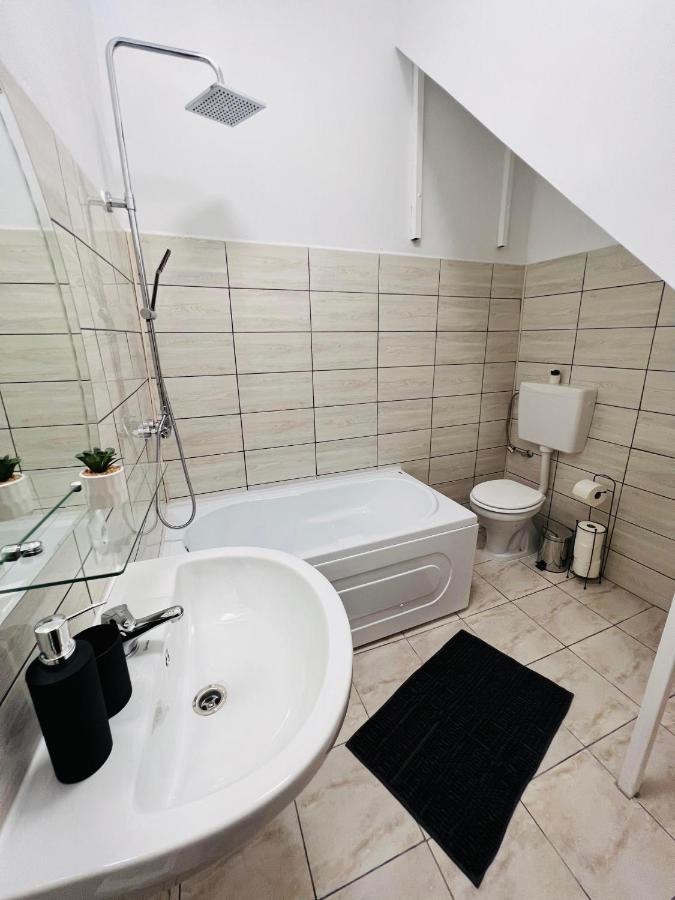 Apartament In Regim Hotelier King Medias Bagian luar foto